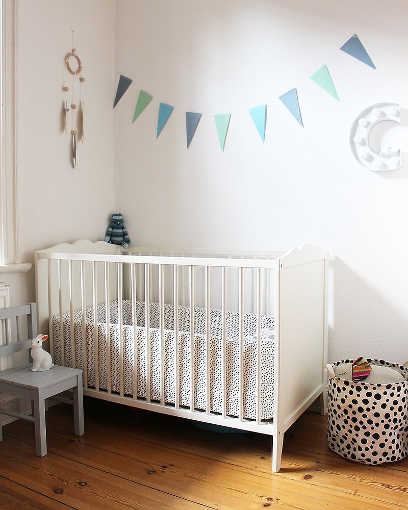 Alpina Farbenfreunde Nr. 21 Eisbärweiß und Nr. 22 Elefantengrau Grau gestrichene Wand im Kinderzimmer