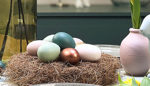 Osternest mit Ostereiern in Pastelltönen Pastellfarbene Ostereier selbst machen mit dem Feine Farben Sprühlack