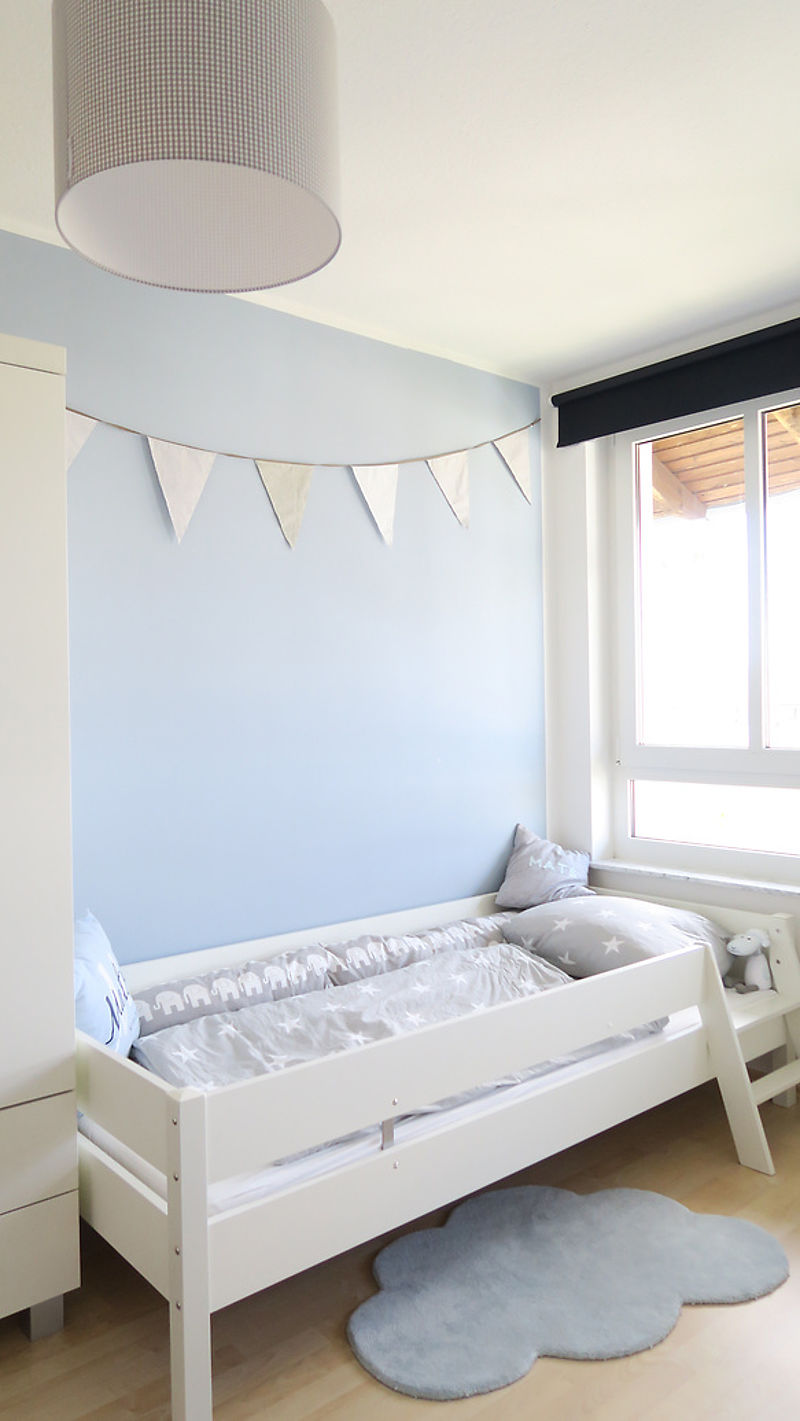 Alpina Feine Farben No. 16 Steinblaue Schönheit Hellblau gestrichene Wand im Kinderzimmer