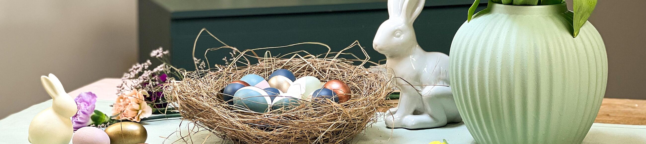 Osternest mit Dip-Dye-Effekt-Ostereiern