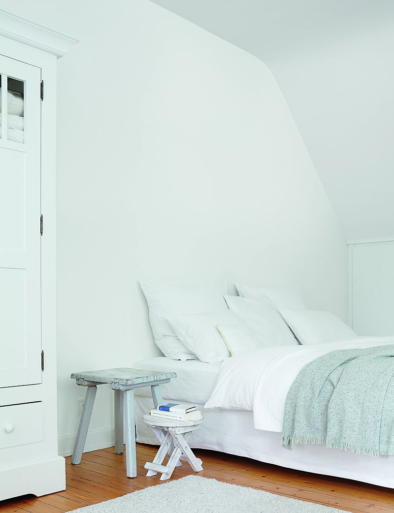 Alpinaweiß Weiß gestrichene Wand im Schlafzimmer
