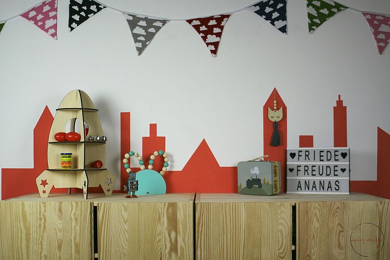 Alpina Farbenfreunde Nr. 15 Käferrot und Nr. 22 Elefantengrau Kinderzimmer gestaltet mit roter Wandfarbe