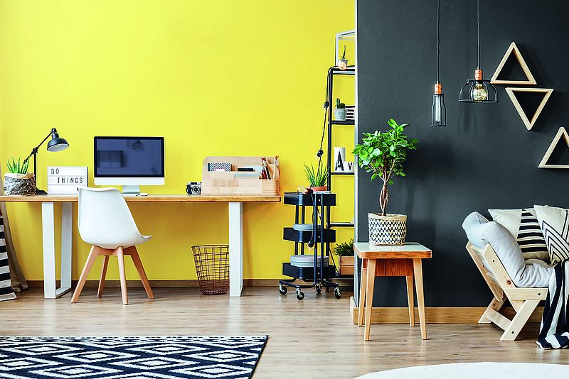 Farbrezepte: Sommerzeit, Dunkle Eleganz Arbeitszimmer mit gelber und dunkelgrauer Wandfarbe