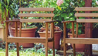 Gartenmöbel reinigen und pflegen - Alpina Farben