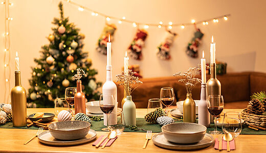 Weihnachtliche Kerzenständer und Vasen