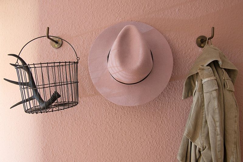 Wandfarbe: No.19 Melodie der Anmut Rosa gestrichene Garderobe