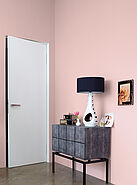 Rosé farbene Wand mit Dekorationen