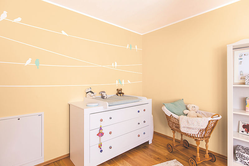 Alpina Farbenfreunde: Seesternorange Orangene Wandgestaltung mit Vogel-Tattoo im Babyzimmer