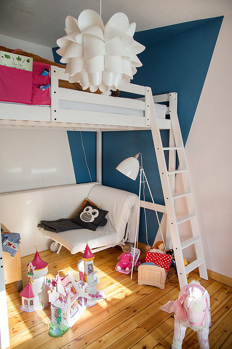 Wandfarbe: No. 13 Stolzer Wellenreiter - Alpina Feine Farben Blaue, kreative Wandgestaltung im Kinderzimmer mit Alpina Feine Farben No. 13 Stolzer Wellenreiter