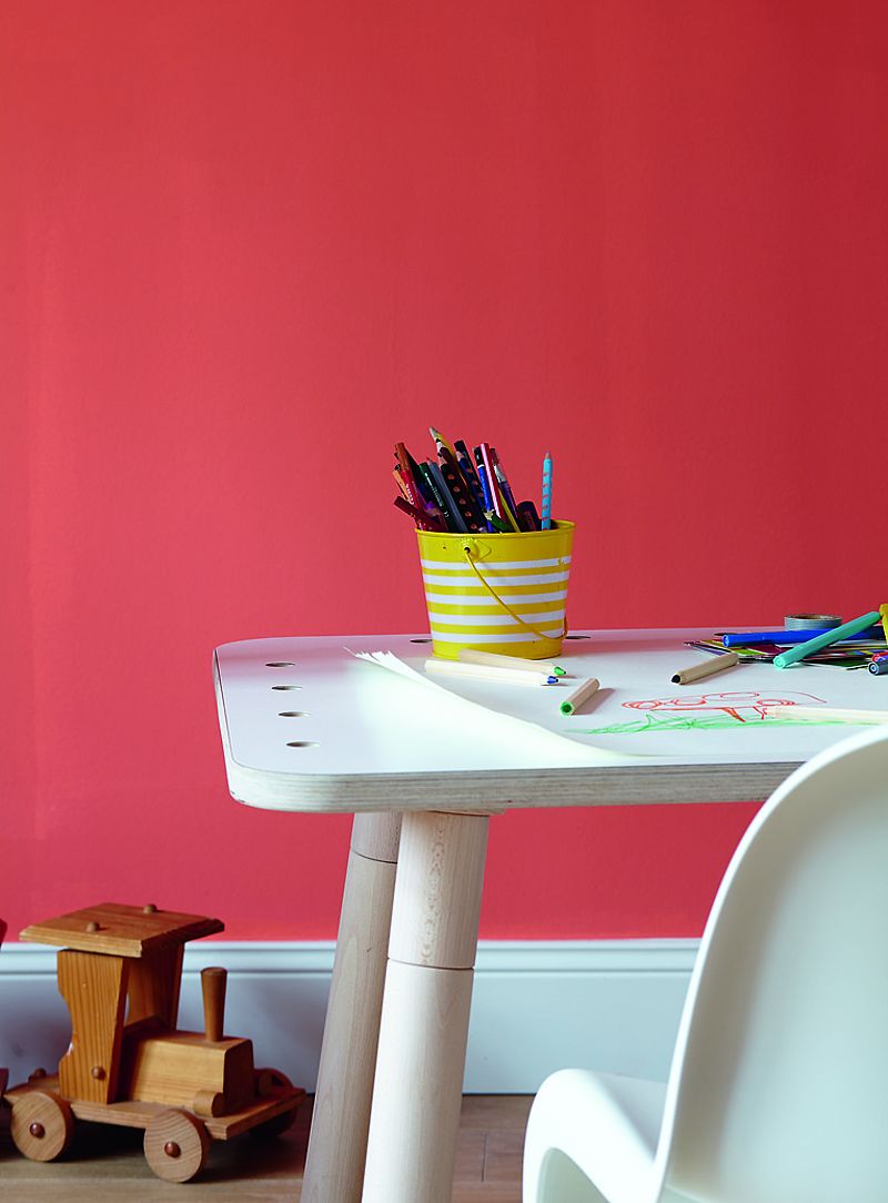 Alpina Feine Farben: Spiel der Korallen Orangefarbene Wand im Kinderzimmer