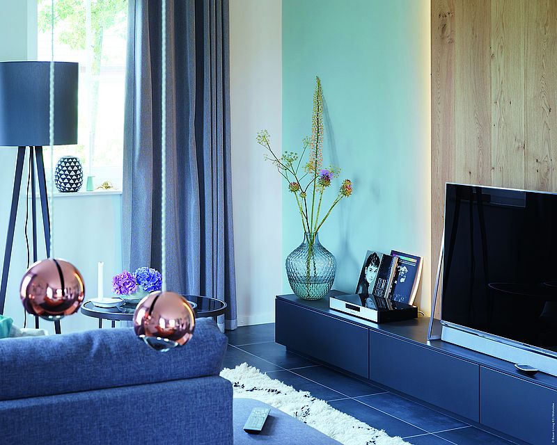 Wohnzimmer Wandfarbe Weiß und Blau