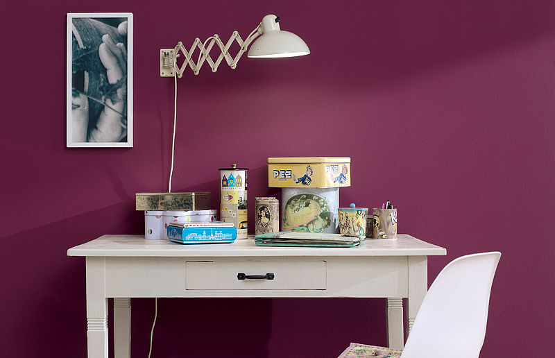 Alpina Farbrezepte: Sinfonie Rot-violette Wandfarbe im Arbeitszimmer