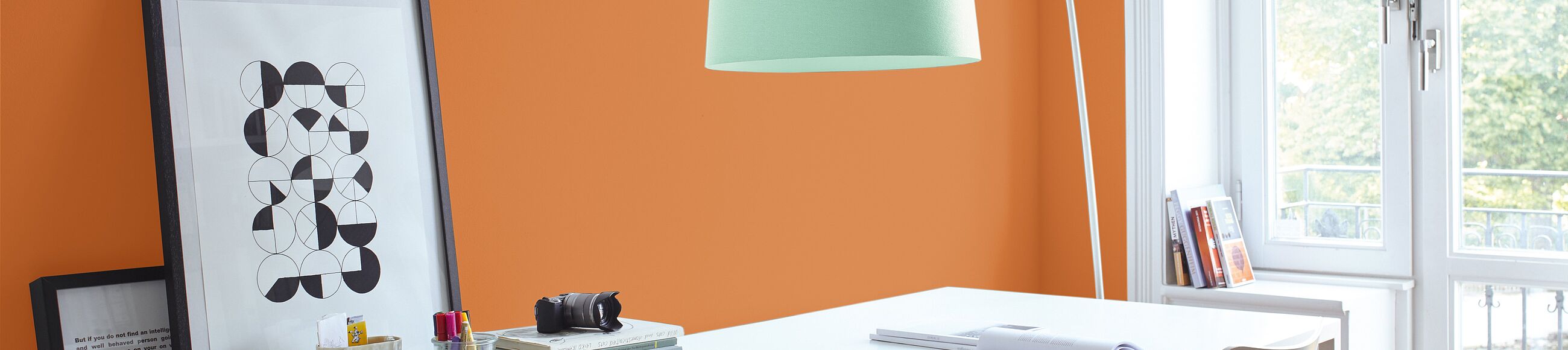 Ein mit der Wandfarbe Orange gestrichenes Arbeitszimmer