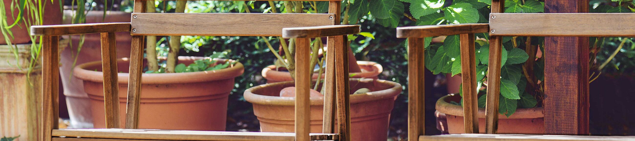 Zwei Gartenstühle aus Holz