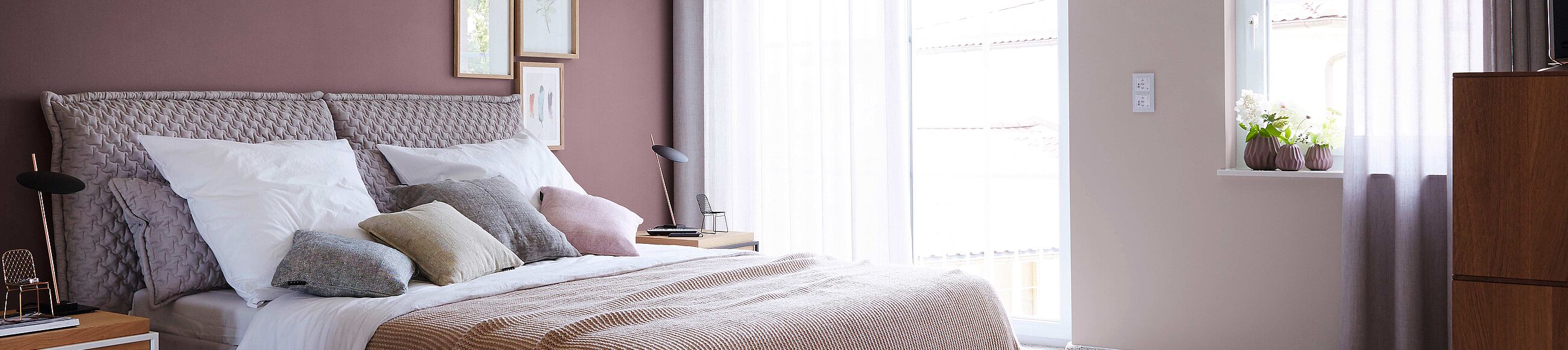 Ein Schlafzimmer mit Wänden in Violett und Flieder