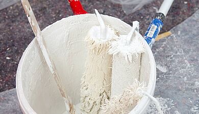 alpina-artikel-farben-lagern-entsorgen-farbeimer-farbrollen-header Wandfarbe entsorgen und lagern - Alpina Farben