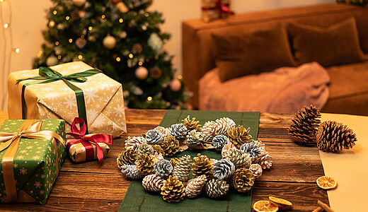 Ein Weihnachtskranz auf einem Tisch Modernen Weihnachtskranz selbst kreieren