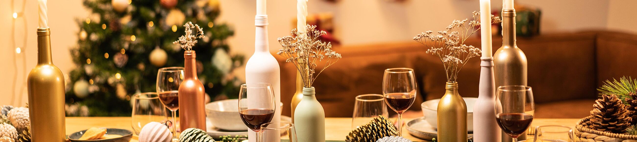 Ein gedeckter Tisch mit weihnachtlicher Dekoration