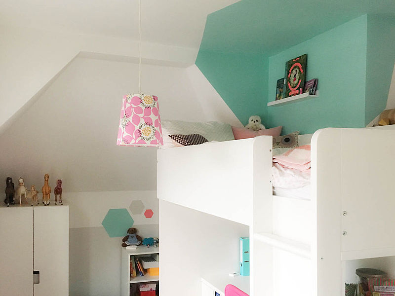 Alpina Farbenfreunde Nr. 19 Geckogrün / Nr. 21 Eisbärweiß / Nr. 22 Elefantengrau Kinderzimmer kreativ gestaltet mit weißer, grauer und grüner Wandfarbe
