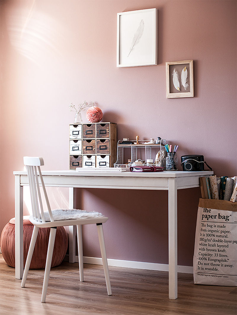 Wandfarbe: No. 19 Melodie der Anmut - Alpina Feine Farben Rosé-Violett gestrichene Wand im Arbeitszimmer mit Alpina Feine Farben No. 19 Melodie der Anmut
