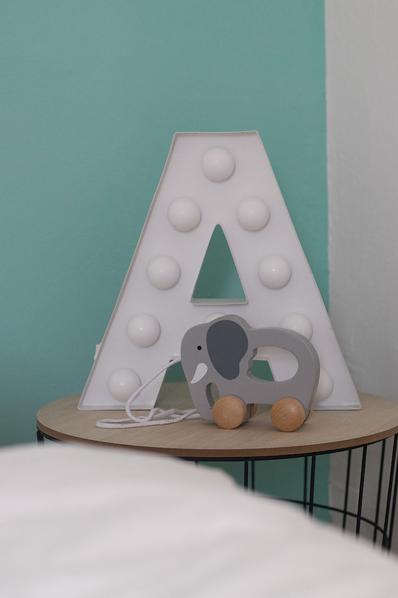 Alpina Farbenfreunde Nr. 19 Geckogrün Mint gestrichene Wand im Kinderzimmer