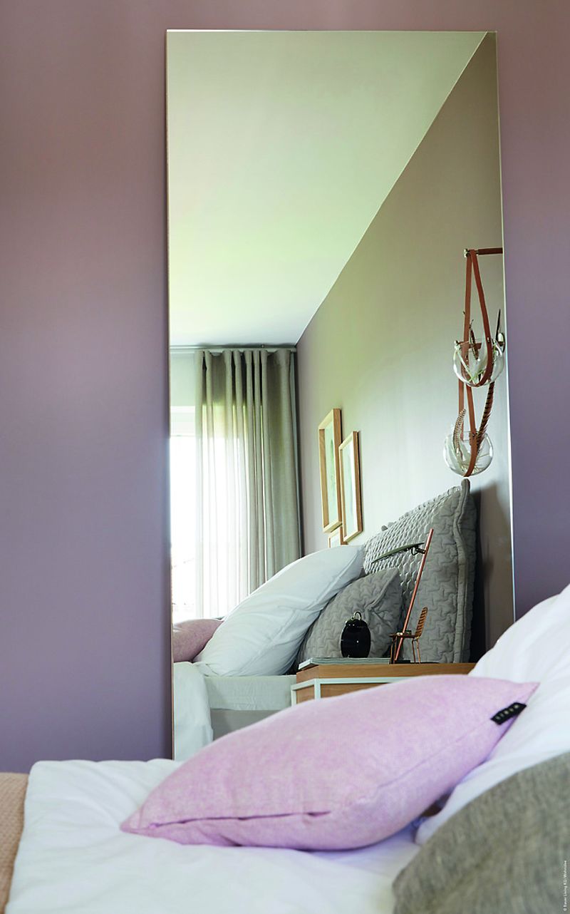 Alpina Feine Farben: Dichter der Erde Braun gestrichene Wand im Schlafzimmer