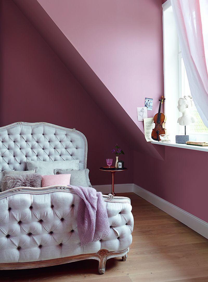 Alpina Feine Farben: Melodie der Anmut Roséfarbene Wand im Schlafzimmer