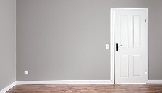 Ein dunkelgrau gestrichenes Zimmer Wände richtig streichen – Anleitung mit Streichtipps