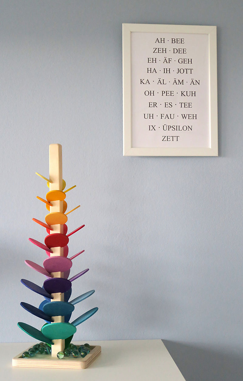 Alpina Feine Farben No. 16 Steinblaue Schönheit Hellblaue Wandfarbe gestrichen im Kinderzimmer