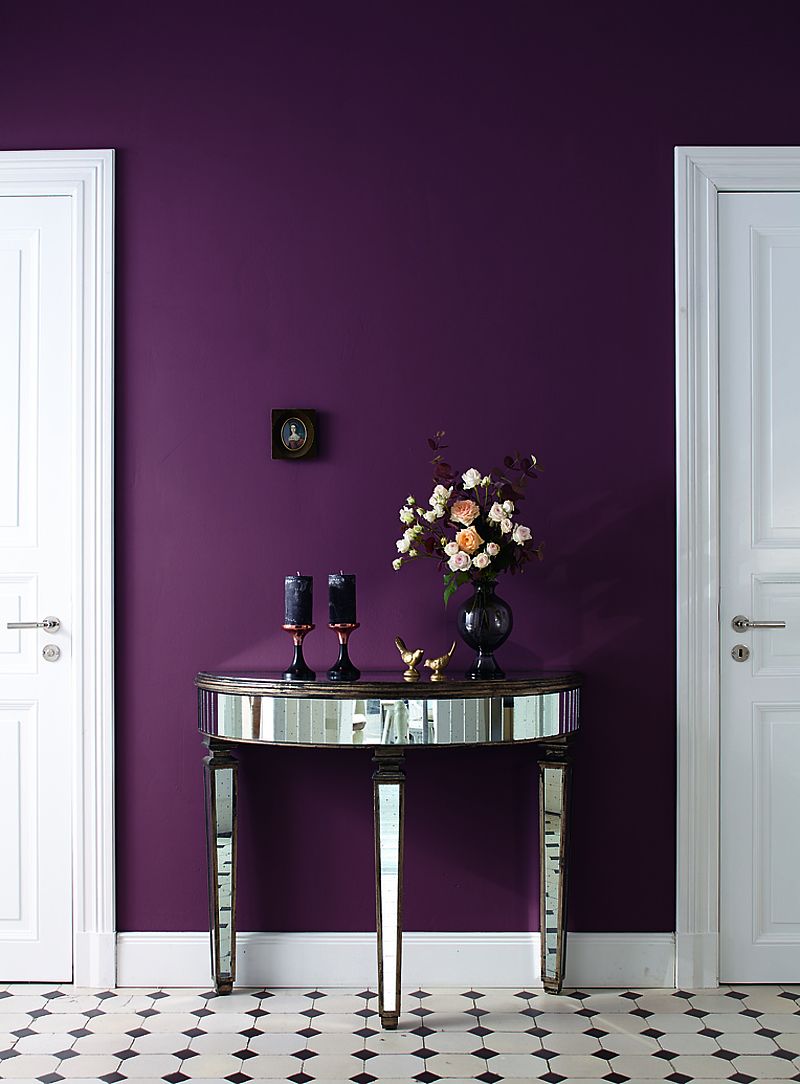 Alpina Feine Farben: Farbe der Könige Violette Wandfarbe im Flur
