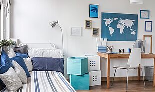Blau weiße Wandgestaltung im Jugendzimmer