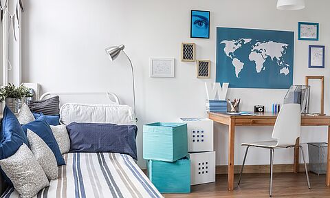 Blau weiße Wandgestaltung im Jugendzimmer