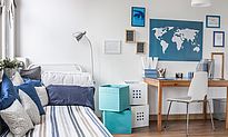 Blau weiße Wandgestaltung im Jugendzimmer