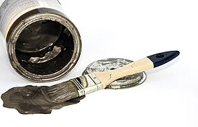 AF012154_Anwendungsbild_Lackdose_offen_braun.jpg