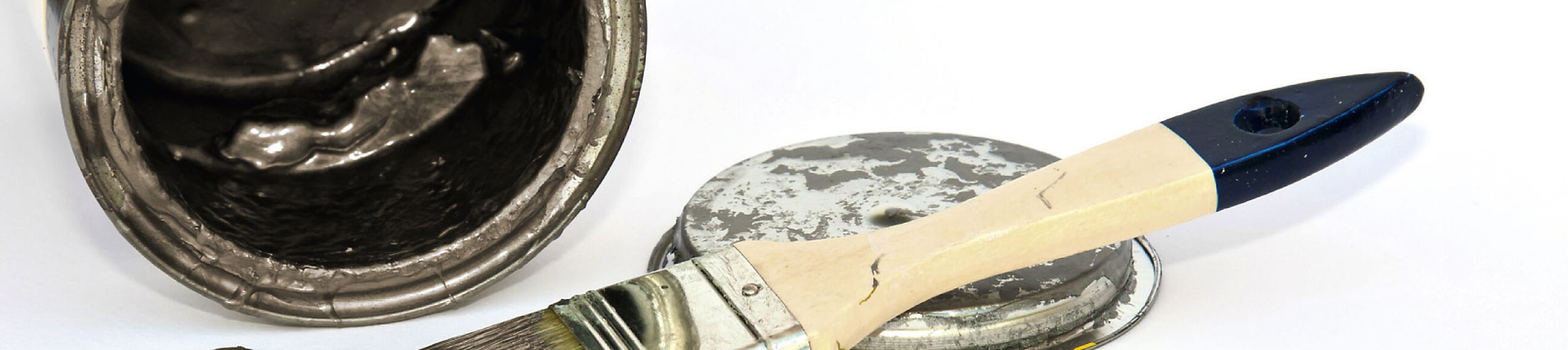 AF012154_Anwendungsbild_Lackdose_offen_braun.jpg