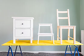 Holzmöbel vor dem Upcycling: Stuhl, Hocker und Nachttisch.