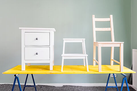 Holzmöbel vor dem Upcycling: Stuhl, Hocker und Nachttisch.