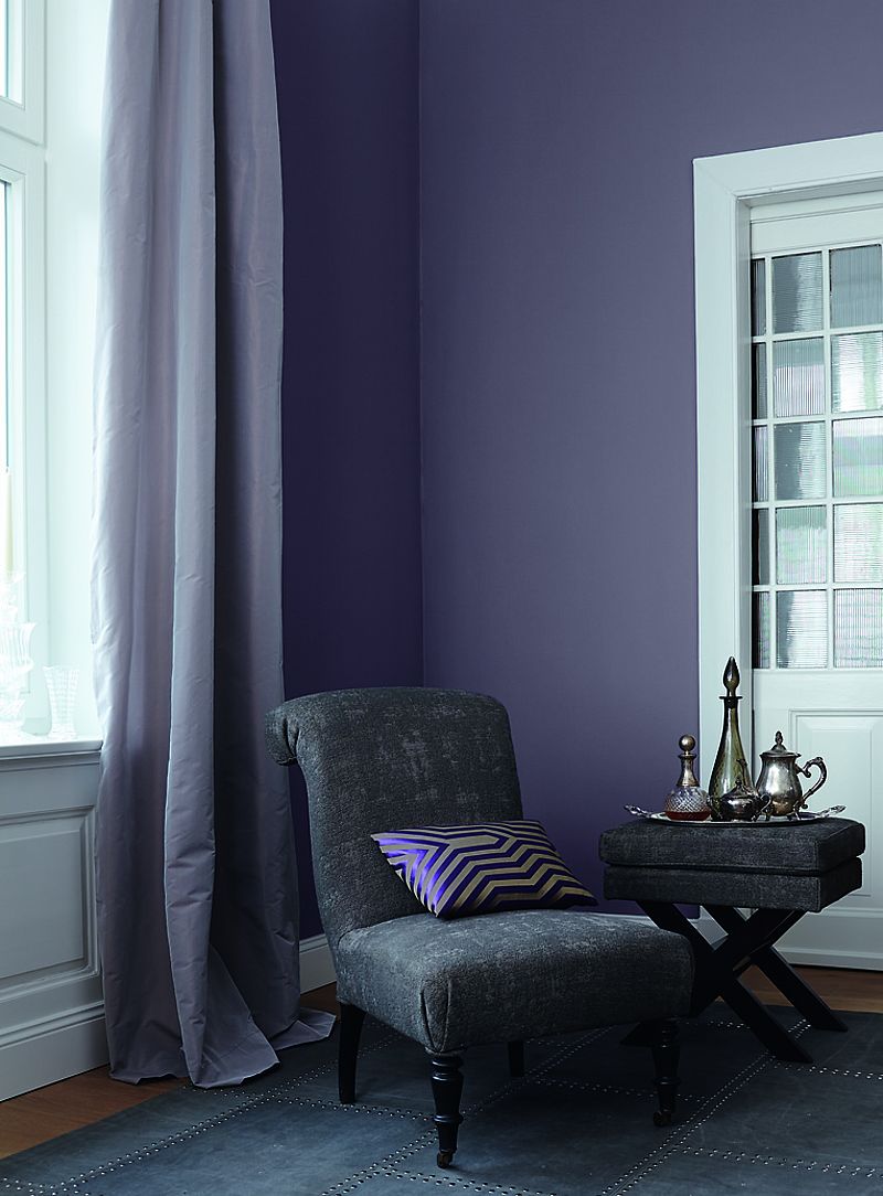 Alpina Feine Farben: Dezente Opulenz Violette Wandfarbe im Lesezimmer