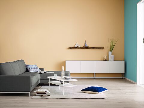 Wohnzimmer mit weißen und braunen Möbeln mit orange beiger Wand und blauen Akzenten.