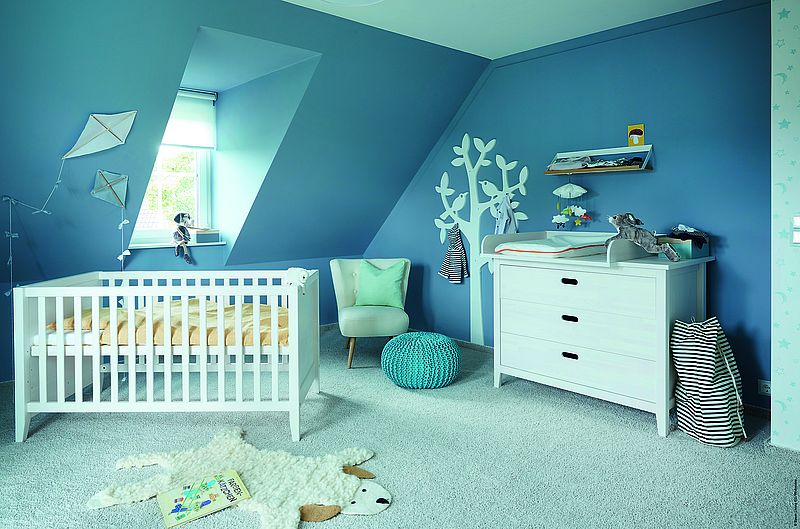 Alpina Feine Farben: No. 14 Ruhe des Nordens Graublaue Wandfarbe im Kinderzimmer