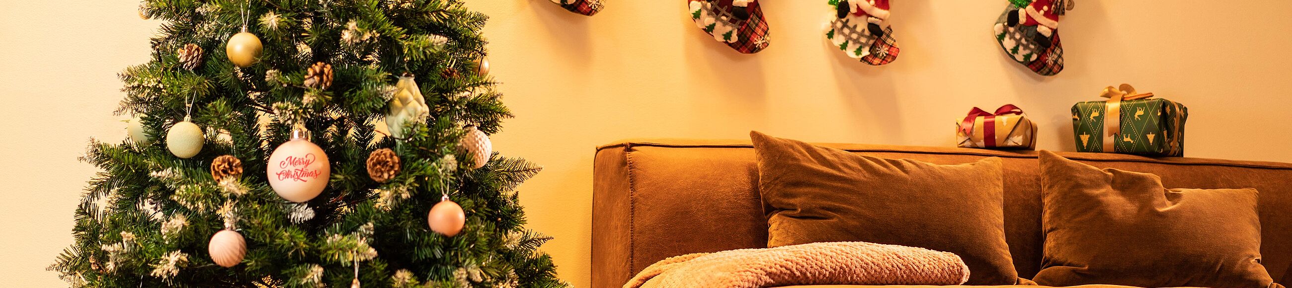 Ein geschmückter Weihnachtsbaum in einem Wohnzimmer
