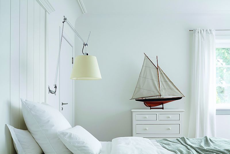 Alpinaweiß Weiße Wand im Schlafzimmer