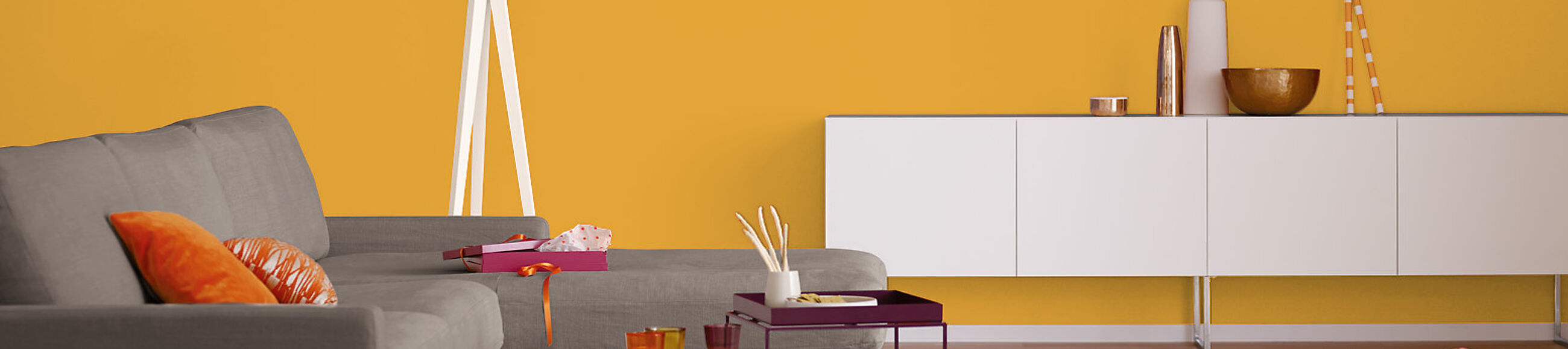 Ein in Orange gestrichenes Wohnzimmer