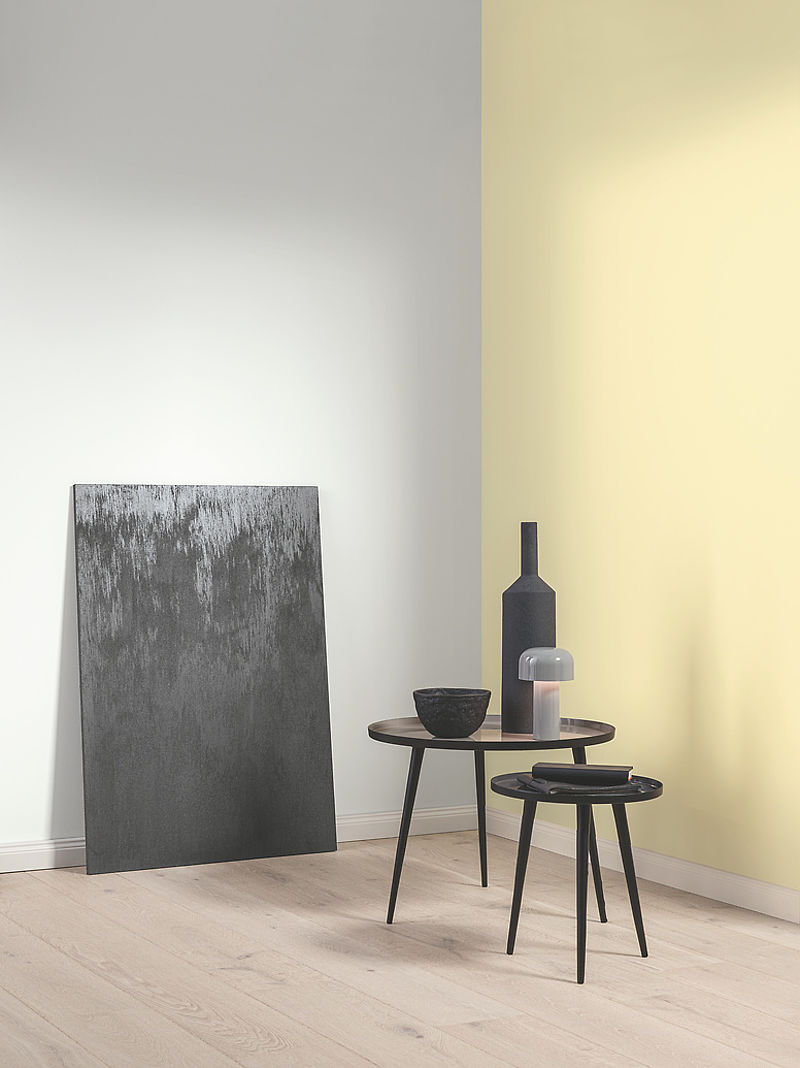 Kreativ-Effekt: Sturm-Optik Anthrazit; Feine Farben: No. 04 Zeit der Eisblumen, No. 31 Elfenbein-Rebellin pastellgelber mit hellgrauer Wandfarbe in Kombination mit anthrazitgrauem Effekt