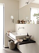 Waschtisch in einem Badezimmer vor einer Wand in Beige.