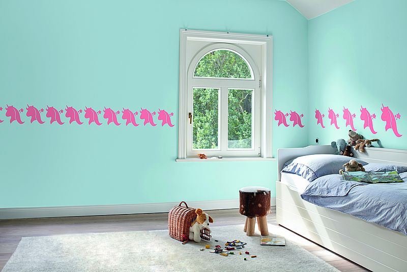 Alpina Farbenfreunde: Libellenblau Hellblaue Wand im Kinderzimmer mit Einhorn Wandschablone