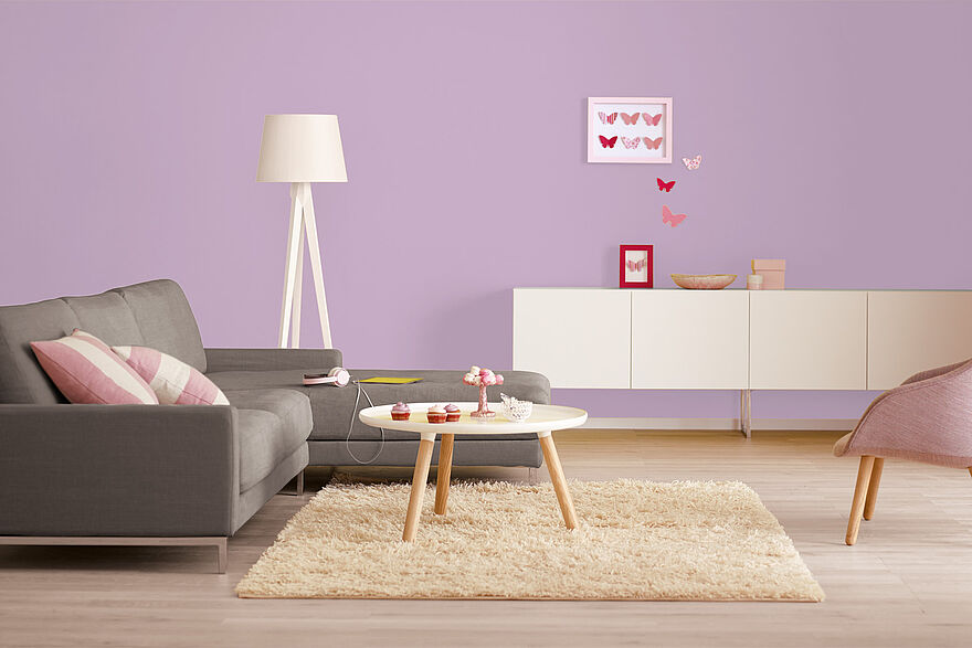 Fliederfarbene Wand im Wohnzimmer