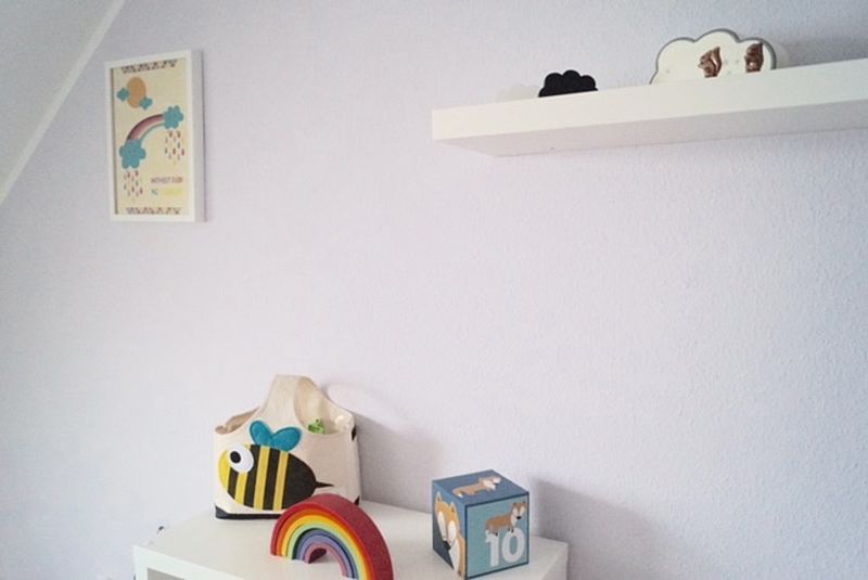 Alpina Farbenfreunde Nr. 17 Nilpferdlila Lila gestrichene Wand im Kinderzimmer
