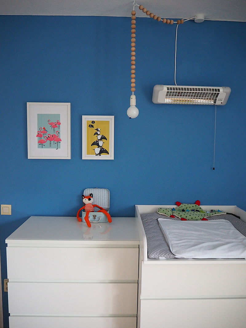 Alpina Farbenfreunde Nr. 12 Seebärblau Dunkelblaue Wand im Kinderzimmer hinter der Wickelkommode