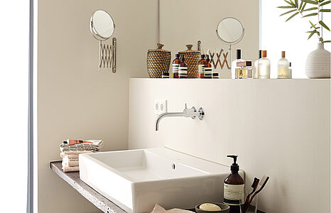Ruhiges Hellbeige. Ein Badezimmer-Waschtisch vor einer in diesem ruhigen und gelassenen Beige-Ton gestrichenen Wand.